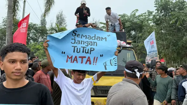 Warga yang tergabung dalam Aliansi Masyarakat Menggugat Semadam (AM2S) menggelar aksi demonstrasi di kantor Bupati Aceh Tamiang, Kamis (3/9/2026) | Foto : dok. AM2S