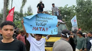 Warga yang tergabung dalam Aliansi Masyarakat Menggugat Semadam (AM2S) menggelar aksi demonstrasi di kantor Bupati Aceh Tamiang, Kamis (3/9/2026) | Foto : dok. AM2S
