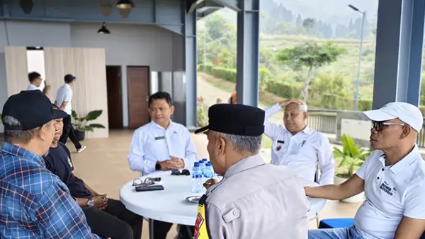 Kadispar Ali Iskandar (tengah): Saung Gunung Camp Parakansalak Digadang Jadi Alternatif Wisata Baru. (Sumber : Dispar Kab Sukabumi).