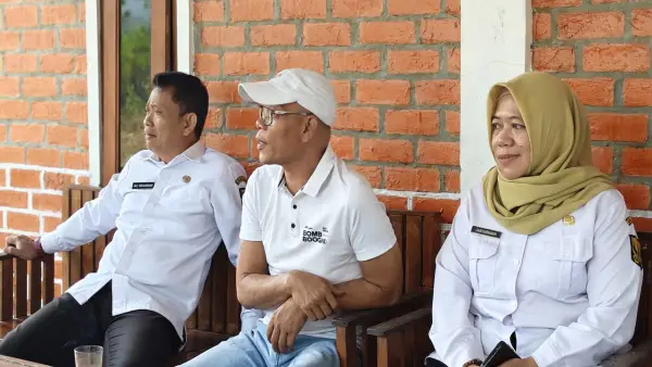 Anggota DPRD Kabupaten Sukabumi dari Fraksi Partai Demokrat, Saepulloh bersama Kadispar, Ali Iskandar. (Sumber: Istimewa)