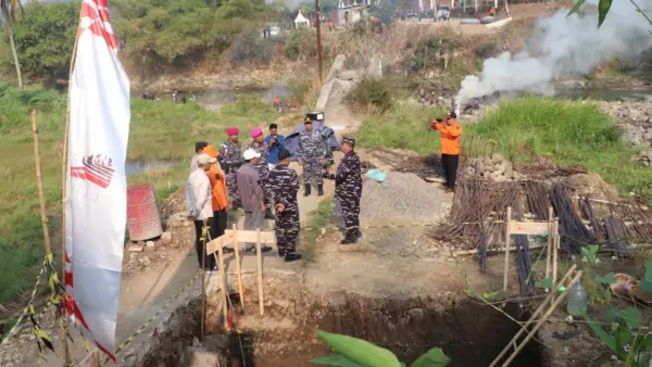 Peletakan batu pertama pembangunan Jembatan Leuwidingding di Jampangtengah, Sukabumi. Jumat (4/9/2026). (Sumber: Dokpim)