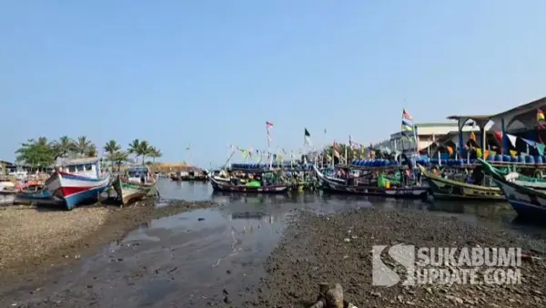 Puluhan kapal nelayan yang terjebak dan tak bisa melaut di Dermaga Pelabuhan Perikanan Nusantara Palabuhanratu (PPNP), Kabupaten Sukabumi. (Sumber: SU/Ilyas Supendi)