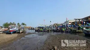 Puluhan kapal nelayan yang terjebak dan tak bisa melaut di Dermaga Pelabuhan Perikanan Nusantara Palabuhanratu (PPNP), Kabupaten Sukabumi. (Sumber: SU/Ilyas Supendi)