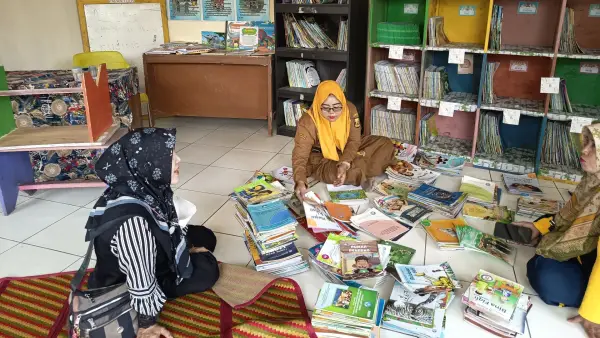 Pendampingan Diarpus Kabupaten Sukabumi terhadap pengembangan literasi di wilayah Desa Tenjoayu, Kecamatan Cicurug. (Sumber Foto: Dok. UPP Cicurug)