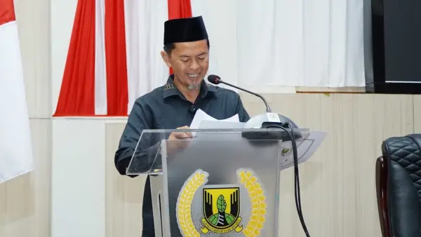 Iwan Ridwan menyampaikan pandangan umum Fraksi PKS terkait perubahan APBD Kabupaten Sukabumi TA 2026 dalam Paripurna. (Sumber Foto: Dok. Humas DPRD)