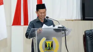 Iwan Ridwan menyampaikan pandangan umum Fraksi PKS terkait perubahan APBD Kabupaten Sukabumi TA 2026 dalam Paripurna. (Sumber Foto: Dok. Humas DPRD)
