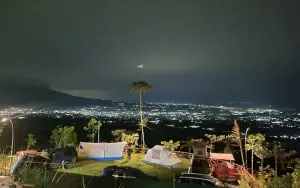 Saung Gunung Camp di Parakansalak Sukabumi bisa dijadikan destinasi liburan saat menikmati akhir pekan (Sumber : Instagram/saunggunung.camp)