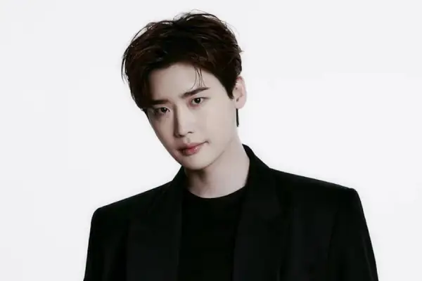 Jadwal Bentrok, Lee Jong Suk Mundur dari Drama Romantis Iseops Romance (Sumber : X/@soompi)