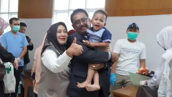 Bupati Asep Japar dan istrinya Rina Rosmaniar Japar berfoto bersama anak peserta khitan gratis HJKS ke-156 di Pendopo. (Sumber Foto: Diskominfosan Kab. Sukabumi)