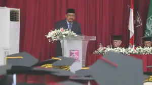 Bupati Sukabumi Asep Japar saat memberikan sambutan dalam prosesi Wisuda ke-16 Universitas Nusa Putra. (Sumber : Diskominfosan Kab. Sukabumi)