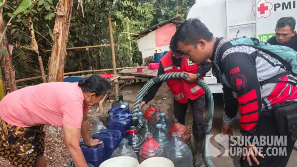Penyaluran air bersih bagi warga terdampak kekeringan di Cibadak Sukabumi. (Sumber Foto: P2BK Cibadak)
