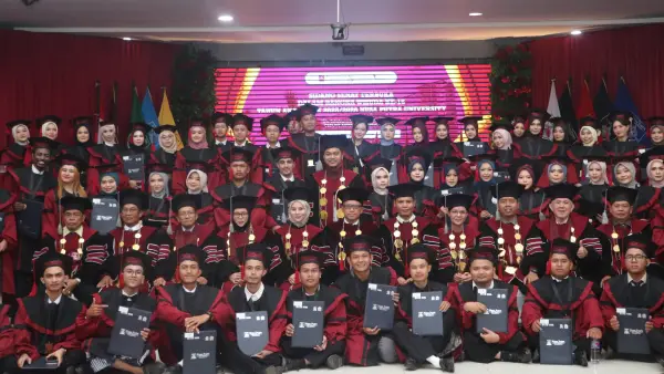 Rektor Nusa Putra University berfoto bersama genusian Wisuda ke-16. (Sumber Foto: Dok. NPU)