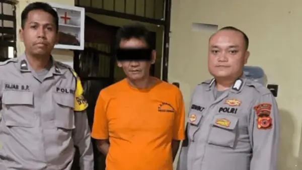 AS saat mengenakan baju tahanan usai ditetapkan jadi tersangka pemerasan dan intimidasi Kepsek SDN 2 Sukaraja Sukabumi. (Sumber Foto: Istimewa)