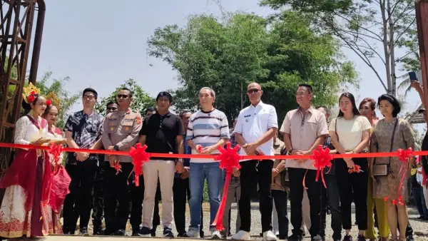 Wali Kota Sukabumi, Ayep Zaki saat ikut melaksanakan seremoni gunting pita dalam pembukaan wisata baru Teras Alam Riverside di Kota Sukabumi. Sabtu (5/9/2026). (Sumber: Istimewa)