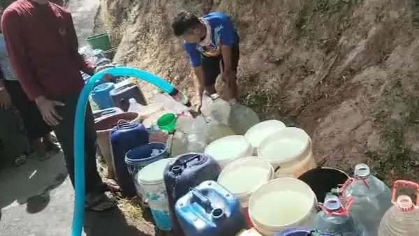 Penyaluran air bersih oleh Dewan Leni Liawati kepada warga Kampung Purojati, Desa Cikahuripan, Kecamatan Cisolok, Kabupaten Sukabumi. Sabtu (5/9/2026). (Sumber: Istimewa)