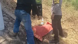 Jenazah seorang perempuan diduga korban terserempet kereta api yang ditutupi kain merah di Cibadak, Sukabumi. (Sumber: Istimewa)