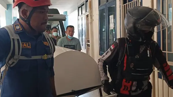 Petugas mengevakuasi jenazah perempuan di Kampung Kamandoran, Desa Karangtengah, Kecamatan Cibadak, Kabupaten Sukabumi, Minggu (6/9/2026). (Sumber : dok tim)