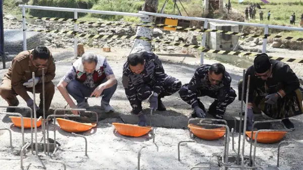 Peletakan batu pertama pembangunan jembatan Leuwidingding, penguhubung Kecamatan Gunungguruh dan Jampangtengah, Kabupaten Sukabumi, Minggu (6/9/2026) | Foto : Pemkab Sukabumi