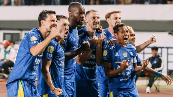 Selebrasi para pemain Persib setelah Balsa Sekulic mencetak gol ke gawang PSM Makassar. (Sumber: web/persib.co.id)