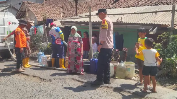 Sebanyak 150 kepala keluarga (KK) di Desa Parakansalak, Kecamatan Parakansalak, Kabupaten Sukabumi, mendapatkan bantuan distribusi air bersih (Sumber : dok tim)