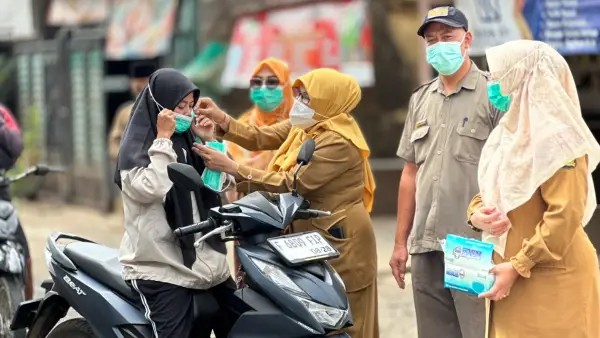 Kepala Puskesmas Waluran hingga Sekmat Waluran turun langsung membagikan masker. (Sumber Foto: Dok. Puskesmas Waluran)