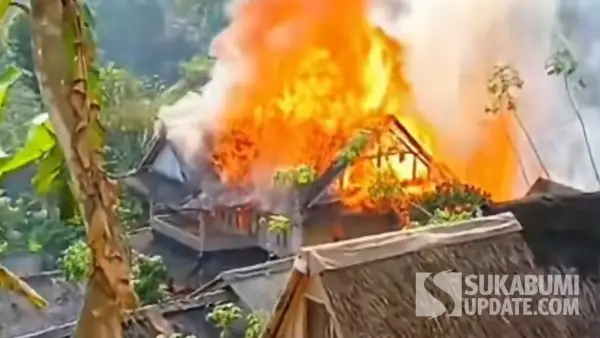 Kebakaran meludeskan rumah putra Ketua Adat Kasepuhan Sinar Resmi Cisolok Sukabumi, Senin (7/9/2026). (Sumber Foto: FB Mestra Melaswari)