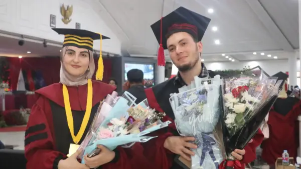 Haneen A A Abushammala dan Abdel Rahman Nabil Hussein Al-Bardawil, dua mahasiswa asal Palestina yang diwisuda di Nusa Putra University. (Sumber Foto: Dok. NPU)