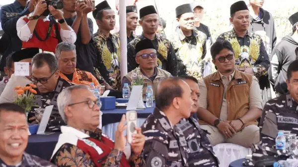 Kepala Disperkim Kabupaten Sukabumi Sendi Apriadi (paling kanan) saat menghadiri groundbreaking pembangunan kembali Jembatan Leuwidingding. (Sumber Foto: Istimewa)