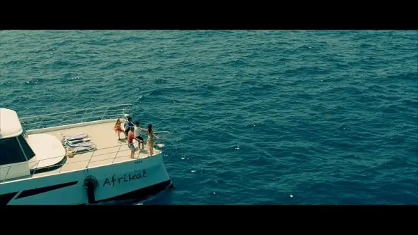 Cuplikan film Above & Below, Perjuangan Bertahan Hidup dari Hiu Putih dan Kejaran Gembong Narkoba (Sumber : IMdb)