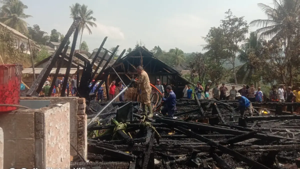 Korsleting Diduga Picu Kebakaran di Kasepuhan Sinar Resmi Sukabumi, 5 Rumah Terdampak