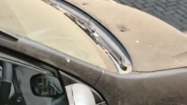 Abu vulkanik anak krakatau di mobil warga Sukabumi (Sumber: dok warga)
