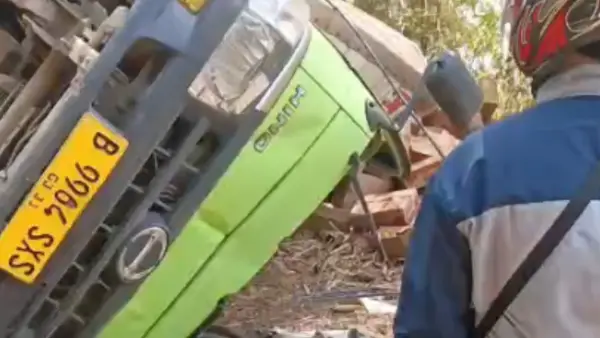 Truk boks muatan sembako mengalami kecelakaan di tanjakan/turunan Hutan Cipeucang, Desa Mekarsakti, Kecamatan Ciemas, Kabupaten Sukabumi. (Sumber: dok warga)