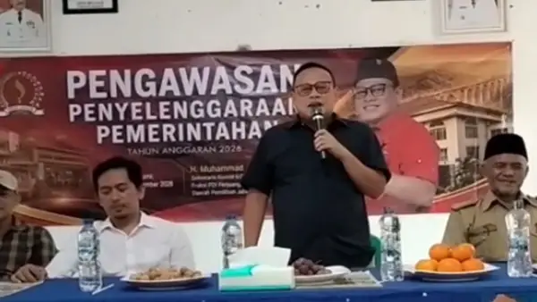 Anggota DPRD Provinsi Jawa Barat, Muhammad Jaenudin saat pengawasan penyelenggaraan pemerintahan di Aula Kantor Desa Cikakak, Kecamatan Cikakak, Kabupaten Sukabumi, Senin (7/9/2026) | Foto : Tim Adc