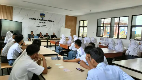 Anggota DPRD Provinsi Jawa Barat, Muhammad Jaenudin saat menggelar kegiatan DPRD Mengabdi bertema Pendidikan Demokrasi di SMAN 1 Warungkiara, Kabupaten Sukabumi, Senin (7/9/2026) | Foto : Tim adc