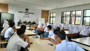 Anggota DPRD Provinsi Jawa Barat, Muhammad Jaenudin saat menggelar kegiatan DPRD Mengabdi bertema Pendidikan Demokrasi di SMAN 1 Warungkiara, Kabupaten Sukabumi, Senin (7/9/2026) | Foto : Tim adc