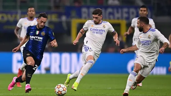 Aksi Hakan Calhanoglu dibayang-bayangi Valverde di laga Real Madrid vs Inter Milan pada 2021 lalu. (Sumber: web/inter.it)