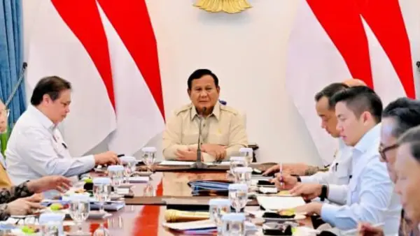 Suasana rapat terbatas yang dipimpin Presiden Prabowo Subianto bersama jajarannya di Istana Merdeka, Jakarta, Senin, 7 September 2026. (Sumber Foto: BPMI Setpres)