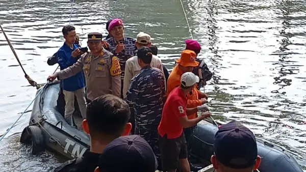 Perahu karet yang digunakan sebagai akses darurat sementara jembatan leuwidinding Sukabumi (Sumber: dok bpbd)