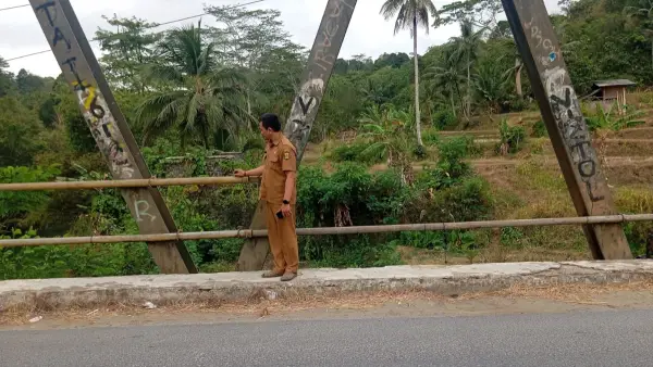 Kepala UPTD PU Wilayah Jampangkulon, Abdul Aziz cek kondisi jembatan cikarang Sukabumi (Sumber: dok dinas pu)