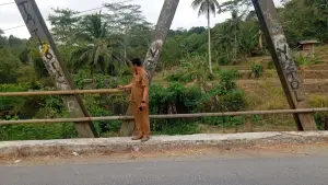 Kepala UPTD PU Wilayah Jampangkulon, Abdul Aziz cek kondisi jembatan cikarang Sukabumi (Sumber: dok dinas pu)
