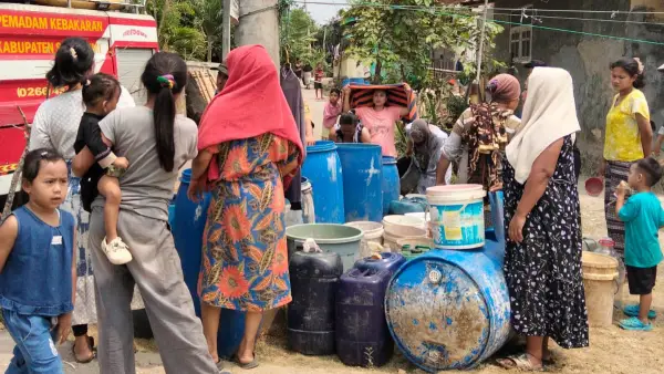 enyaluran bantuan air bersih kepada warga Kampung Jujuluk, Desa Pasirbaru, Kecamatan Cisolok, Kabupaten Sukabumi, Selasa (8/9/2026). (Sumber: dok kecamatan cisolok)