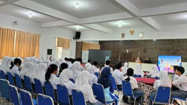 Anggota DPRD Provinsi Jawa Barat, Muhammad Jaenudin, saat kegiatan DPRD Jabar Mengabdi dalam Pendidikan Demokrasi. di Sekolah “Maung” atau SMAN 2 Kota Sukabumi, Selasa (9/9/2026) | Foto : Tim Adc