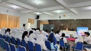 Anggota DPRD Provinsi Jawa Barat, Muhammad Jaenudin, saat kegiatan DPRD Jabar Mengabdi dalam Pendidikan Demokrasi. di Sekolah “Maung” atau SMAN 2 Kota Sukabumi, Selasa (9/9/2026) | Foto : Tim Adc