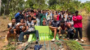 Mahasiswa KKN Nusa Putra Kelompok 4 bangun saluran dan penampungan air pegunungan untuk atasi krisis air bersih warga Desa Mekarnangka. (Sumber Foto: Dok. KKN NPU Kelompok 4)