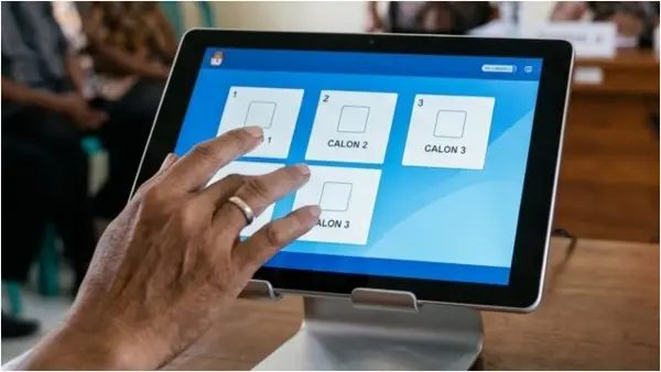 Ilustrasi Pilkades menggunakan sistem e-voting. (Sumber Foto: AI)