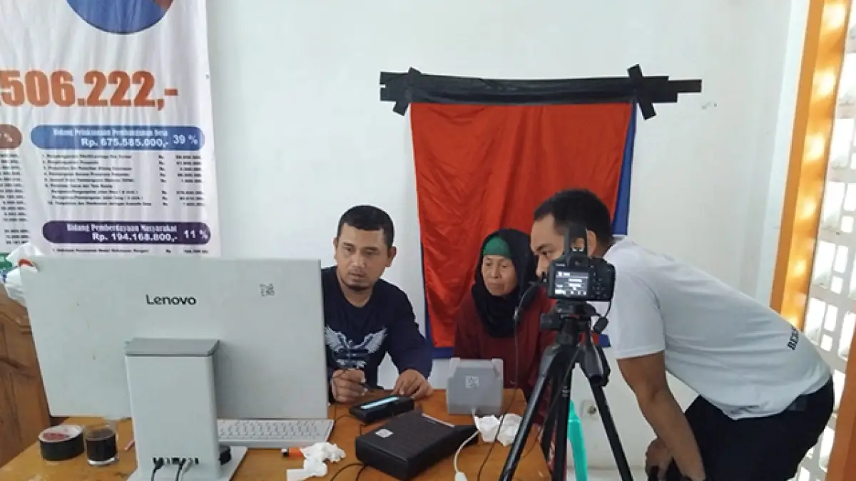 Jemput Bola ke Desa Rambay, UPTD Dukcapil Surade Layani Perekaman KTP-el hingga Akta Kematian
