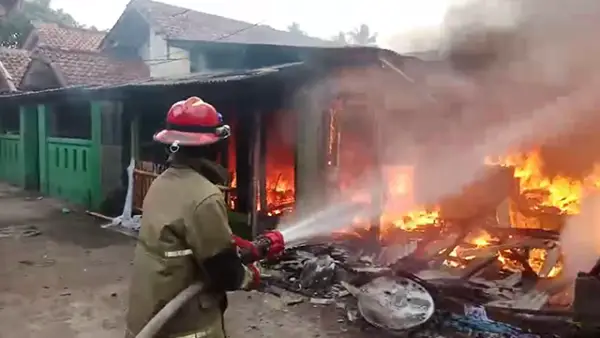Kebakaran rumah warga di Kampung Babakan Anyar RT 01/20, Kelurahan/Kecamatan Palabuhanratu, Kabupaten Sukabumi, pada Rabu (9/9/2026). (Sumber : dok Kasi Ketenteraman dan Ketertiban (Trantib) Kecamatan Palabuhanratu, Mahbubillah).