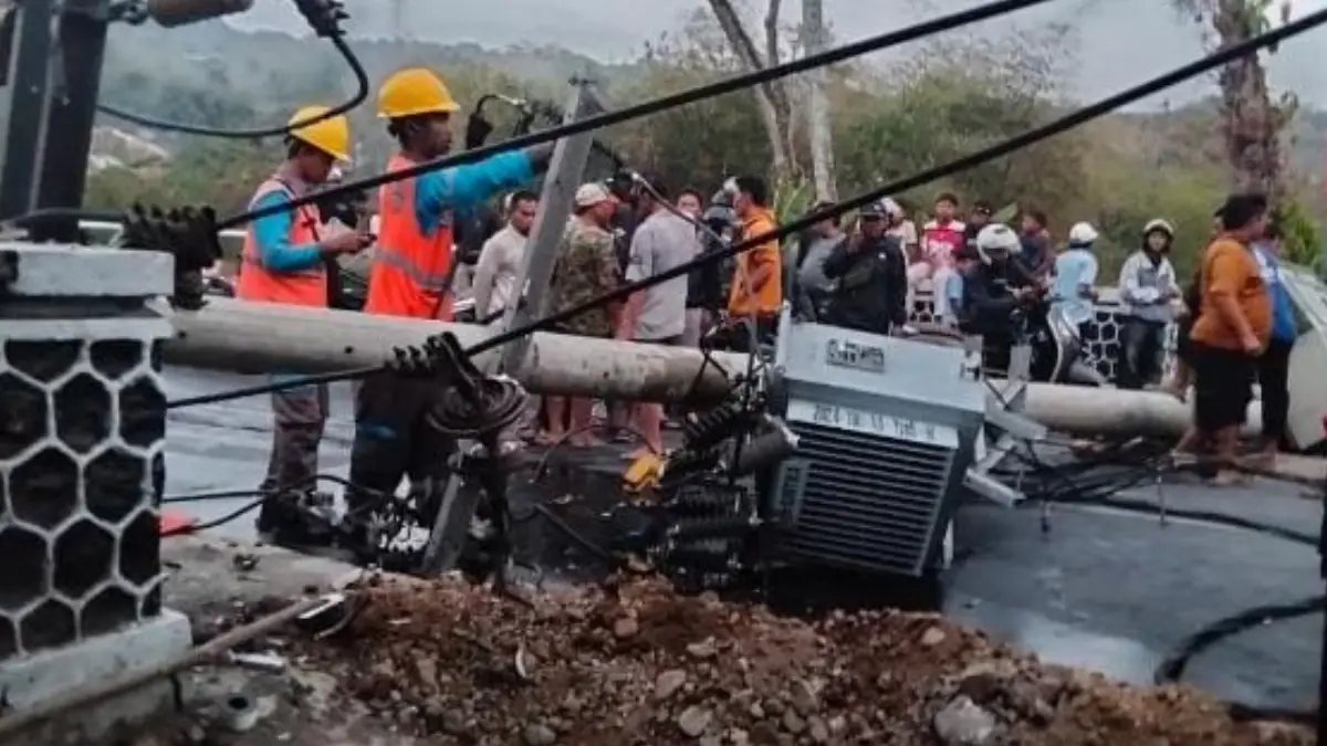 Tiang Listrik Tumbang, Tutup Jalan Raya Kiaradua - Jampangtengah Sukabumi