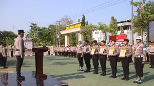 Kapolres Sukabumi AKBP Benny Cahyadi di upacara Korps Raport kenaikan pangkat dan PTDH di Lapangan Apel Mapolres Sukabumi, Palabuhanratu. (Sumber : Istimewa.)