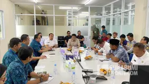 Pertemuan Komisi II DPRD Kabupaten Sukabumi dengan PT Proswell Indomax dan sejumlah pihak terkait membahas tindak lanjut catatan perusahaan di Kecamatan Parungkuda. (Sumber : SU/Ibnu Sanubari)